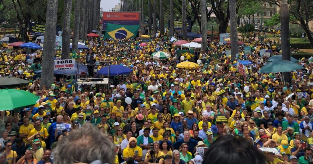 Manifestação em BH pediu impeachment de Moraes e contou com a presença de deputados e senadores