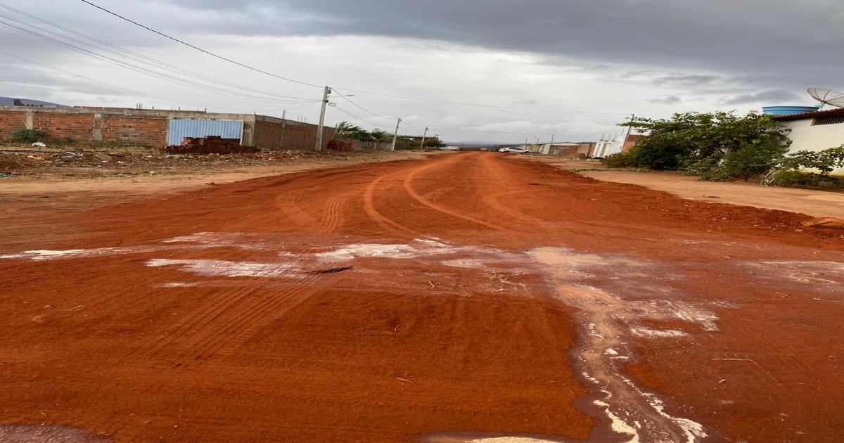 Obras de pavimentação iniciadas às vésperas da eleição em Manoel Vitorino estão paradas e geram transtornos para moradores