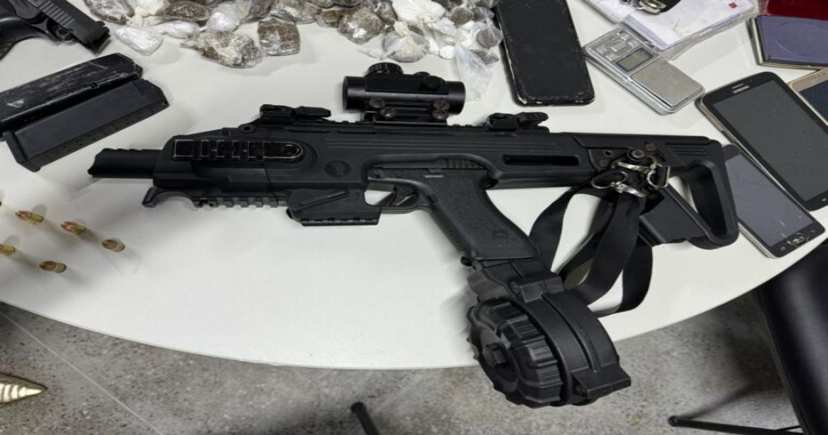 PC e PM apreendem pistolas, colete balistico e drogas com integrantes de facção em Ilhéus