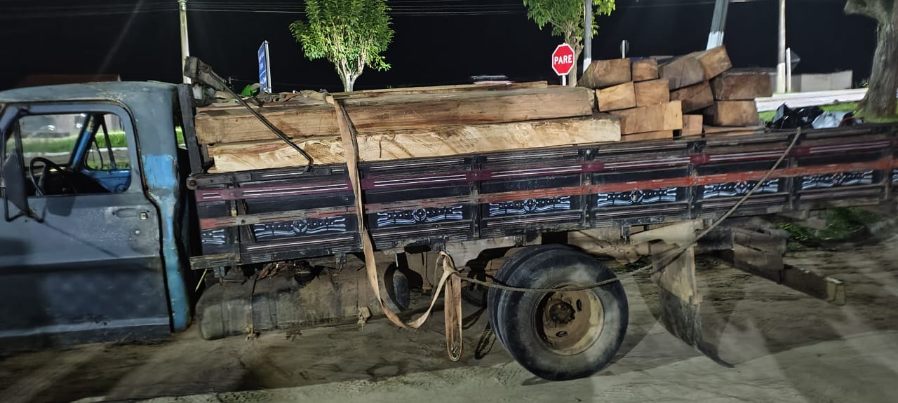 Caminhão é flagrado transportando madeira ilegal na região de Ipiaú
