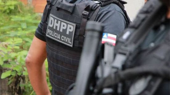 Suspeito é encontrado morto após madrugada de tiroteios em Salvador; cápsulas cercavam o corpo