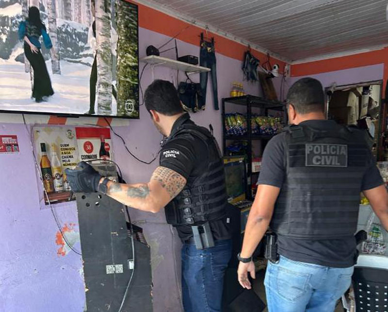 POLÍCIA CIVIL APREENDE 19 MÁQUINAS DE CAÇA-NÍQUEIS E DESARTICULA CASSINO CLANDESTINO EM JEQUIÉ
