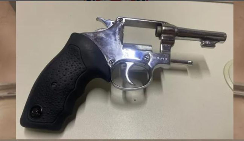 Homem é preso por porte ilegal de arma de fogo durante evento no Entroncamento de Jaguaquara Homem é preso por porte ilegal de arma de fogo durante evento no Entroncamento de Jaguaquara