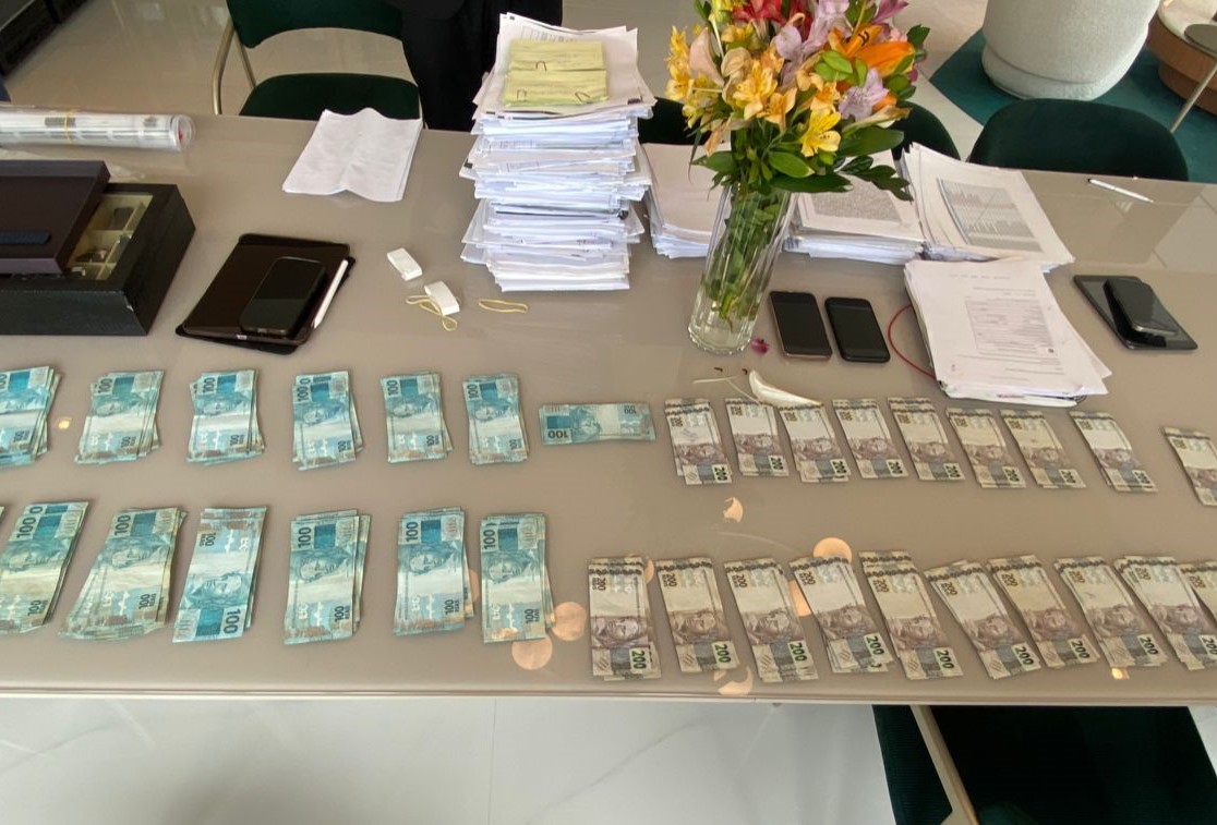 Operação prende oito pessoas e desarticula rede criminosa de grilagem de terras em Salvador, RMS e Litoral Norte Operação prende oito pessoas e desarticula rede criminosa de grilagem de terras em Salvador, RMS e Litoral Norte