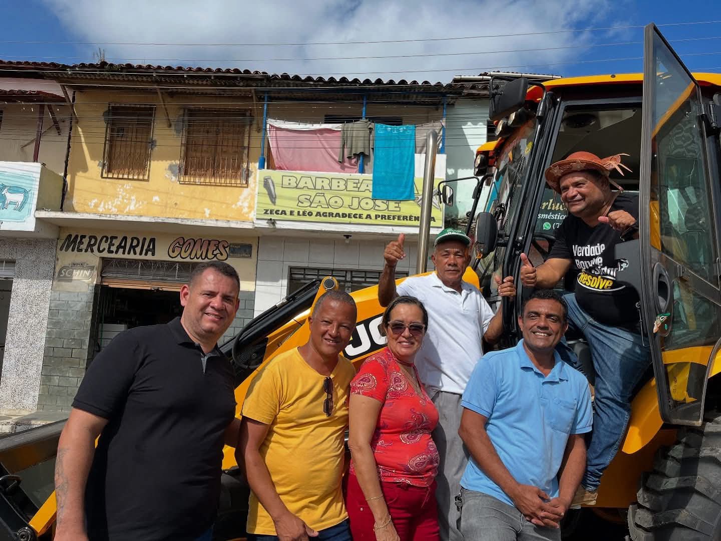 Itagi : Prefeitura entrega nova ambulância do SAMU e retroescavadeira para reforçar serviços de saúde e infraestrutura