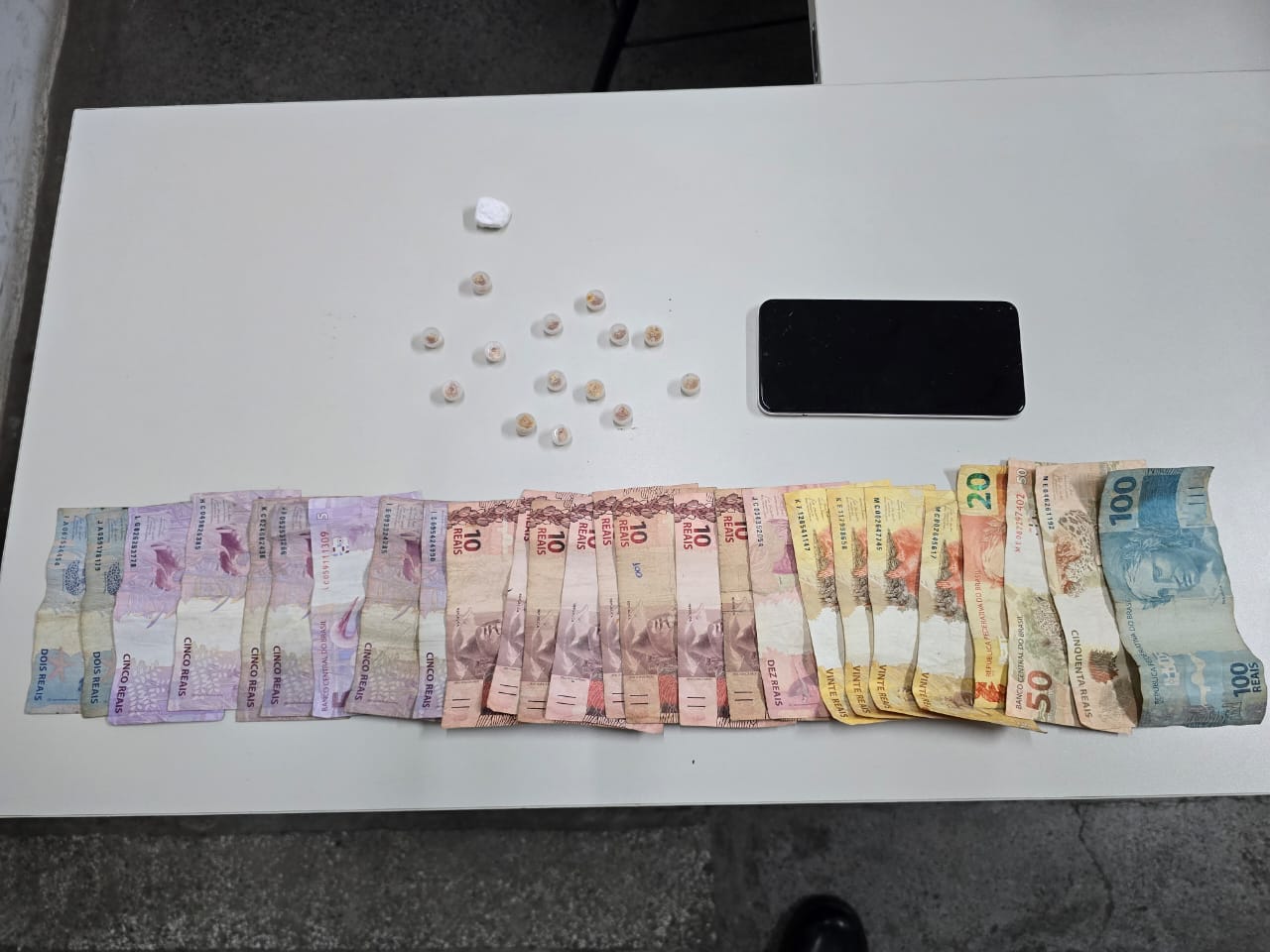 Durante briga polícia encontra drogas e dinheiro no bairro Joaquim Romão