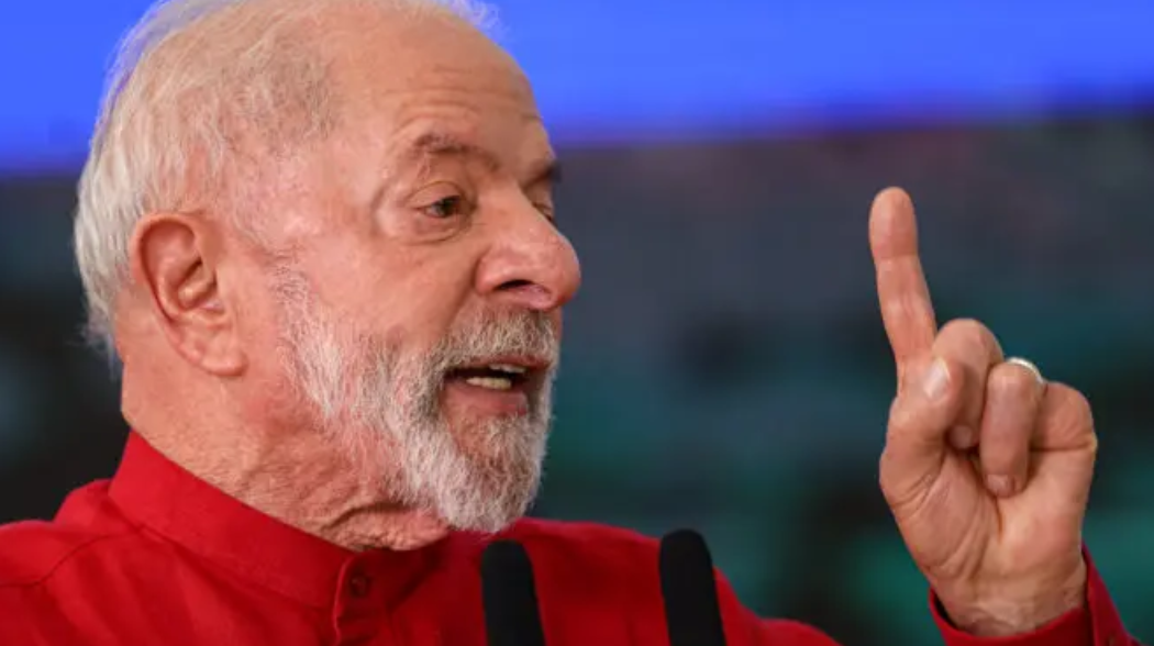 Lula acolhe o bandido e abandona a vítima, diz policial que matou assaltante na porta de escola Lula acolhe o bandido e abandona a vítima, diz policial que matou assaltante na porta de escola