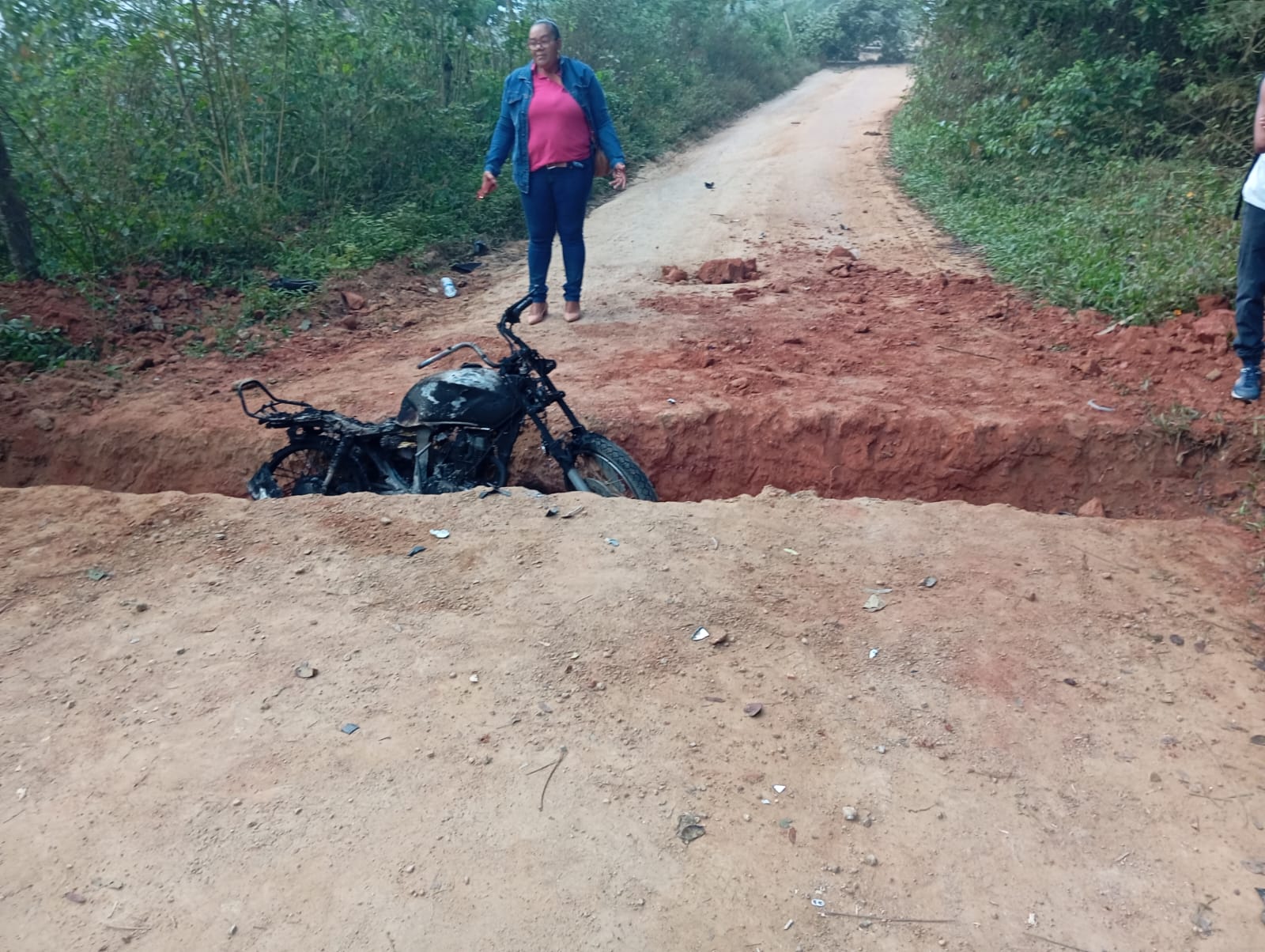 Protesto em Itaibó interdita BA-549 e impede estudantes de chegarem às escolas Protesto em Itaibó interdita BA-549 e impede estudantes de chegarem às escolas