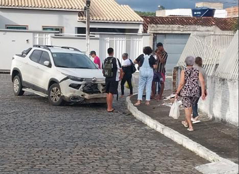 Motorista perde controle e colide com muro de igreja em Jequié