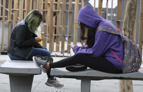 Restrição ao uso do celular nas escolas: quais são as orientações gerais do MEC às redes de ensino