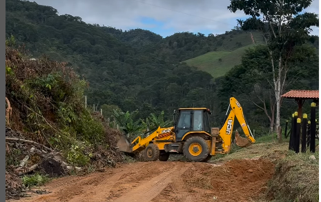 Prefeitura iniciou obra de recuperação das estradas na região do Emiliano