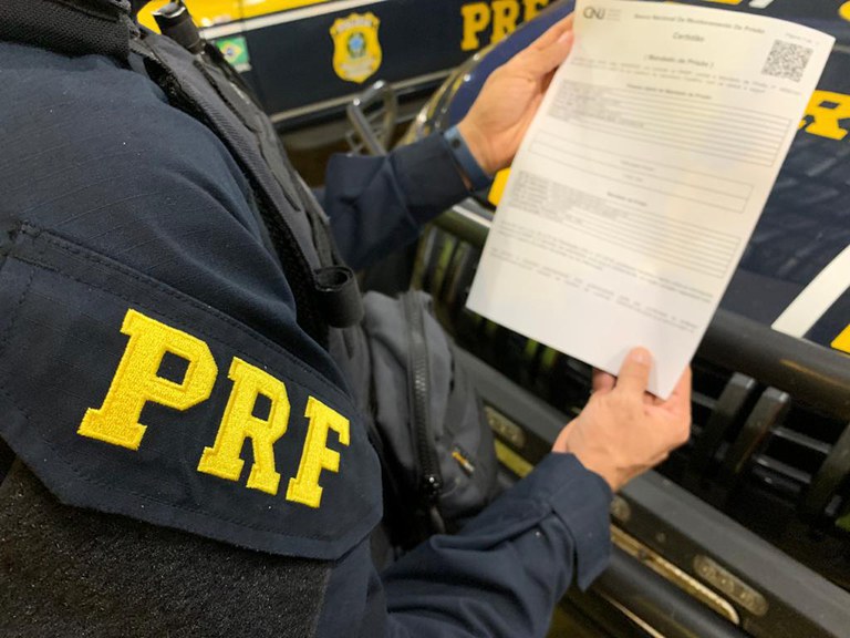 PRF prende suspeito de homicídio durante fiscalização em Jequié PRF prende suspeito de homicídio durante fiscalização em Jequié