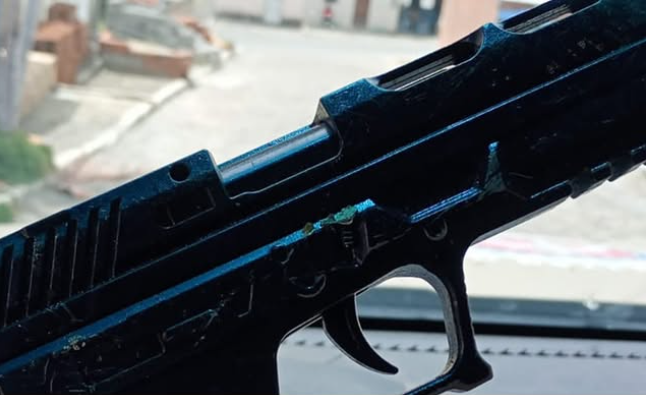 Suspeito ameaça populares com simulacro de arma de fogo em Lafaiete Coutinho; réplica é apreendida pela PM