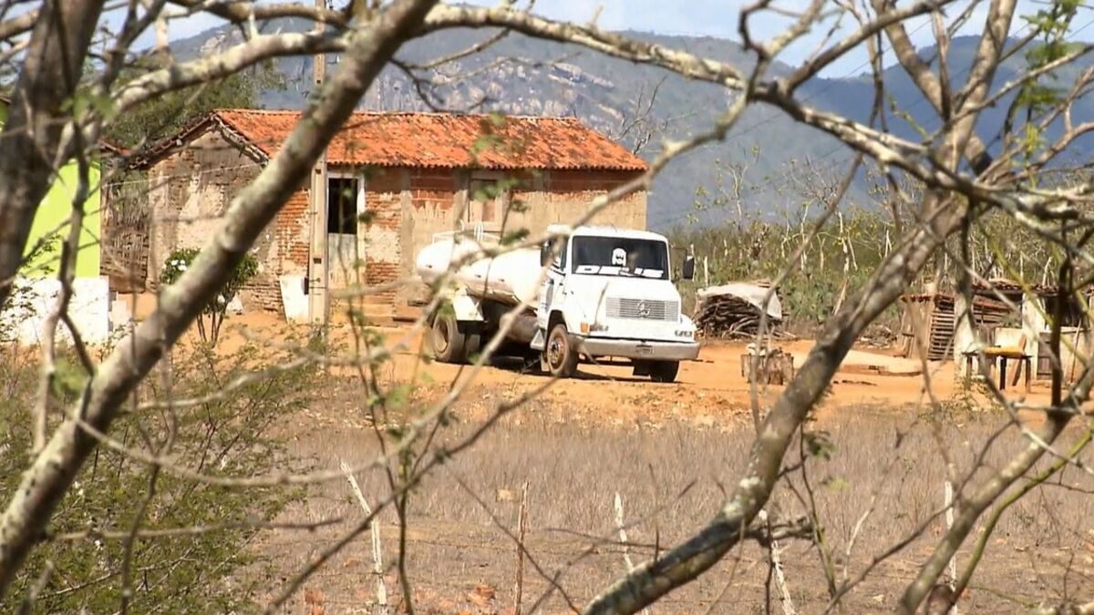 Manoel Vitorino l Prefeitura iniciou a operação Água na Caatinga