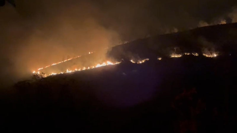 Incêndio de grandes proporções atinge área de mata entre Jequié e Jitaúna