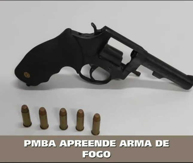 Jitaúna | Homem é flagrado com arma na cintura saindo de um bar