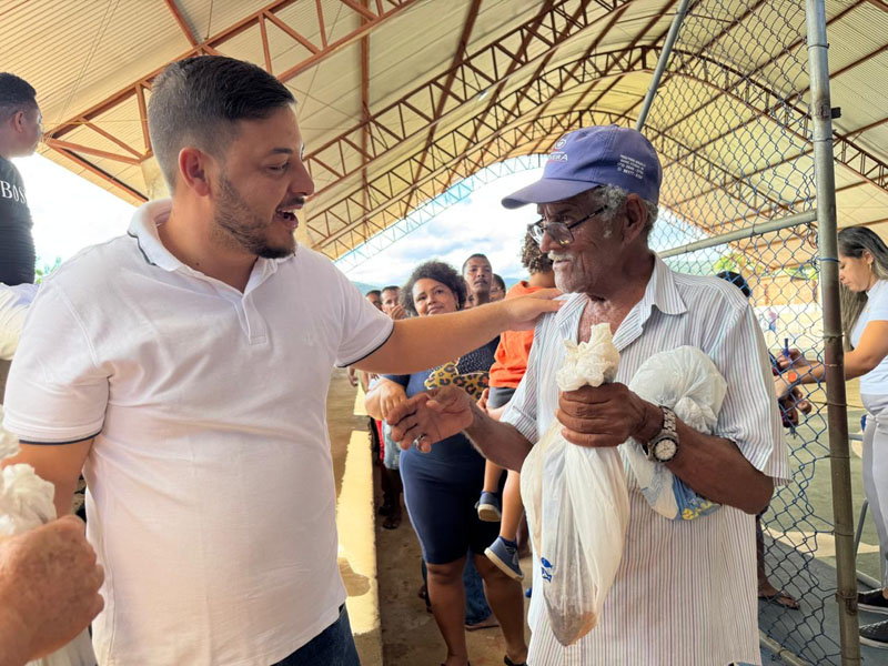 Prefeitura de Manoel Vitorino garante 5 mil quilos do “Peixe na Mesa” para mais de três mil famílias do município Prefeitura de Manoel Vitorino garante 5 mil quilos do “Peixe na Mesa” para mais de três mil famílias do município