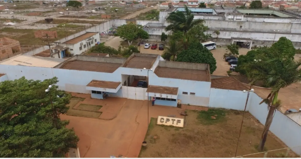 Presos fogem de Conjunto Penal de Teixeira de Freitas; internos cavaram buraco em cela