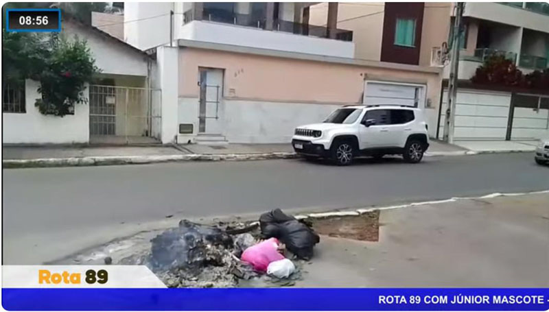 Vândalo incendeia caixa coletora de lixo em Jequié