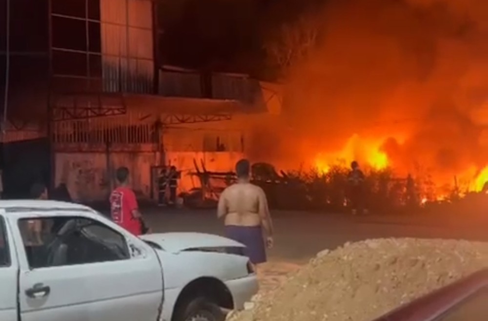 Ipiaú: Incêndio destrói galpão de reciclagem; proprietário suspeita de ação criminosa