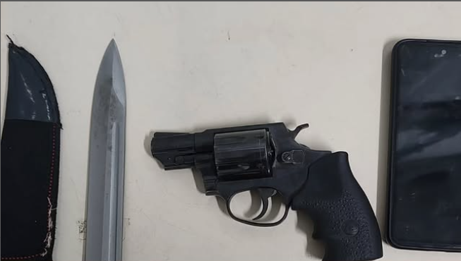 Polícia Militar apreende arma de fogo e detém suspeito no bairro Amaralina Polícia Militar apreende arma de fogo e detém suspeito no bairro Amaralina