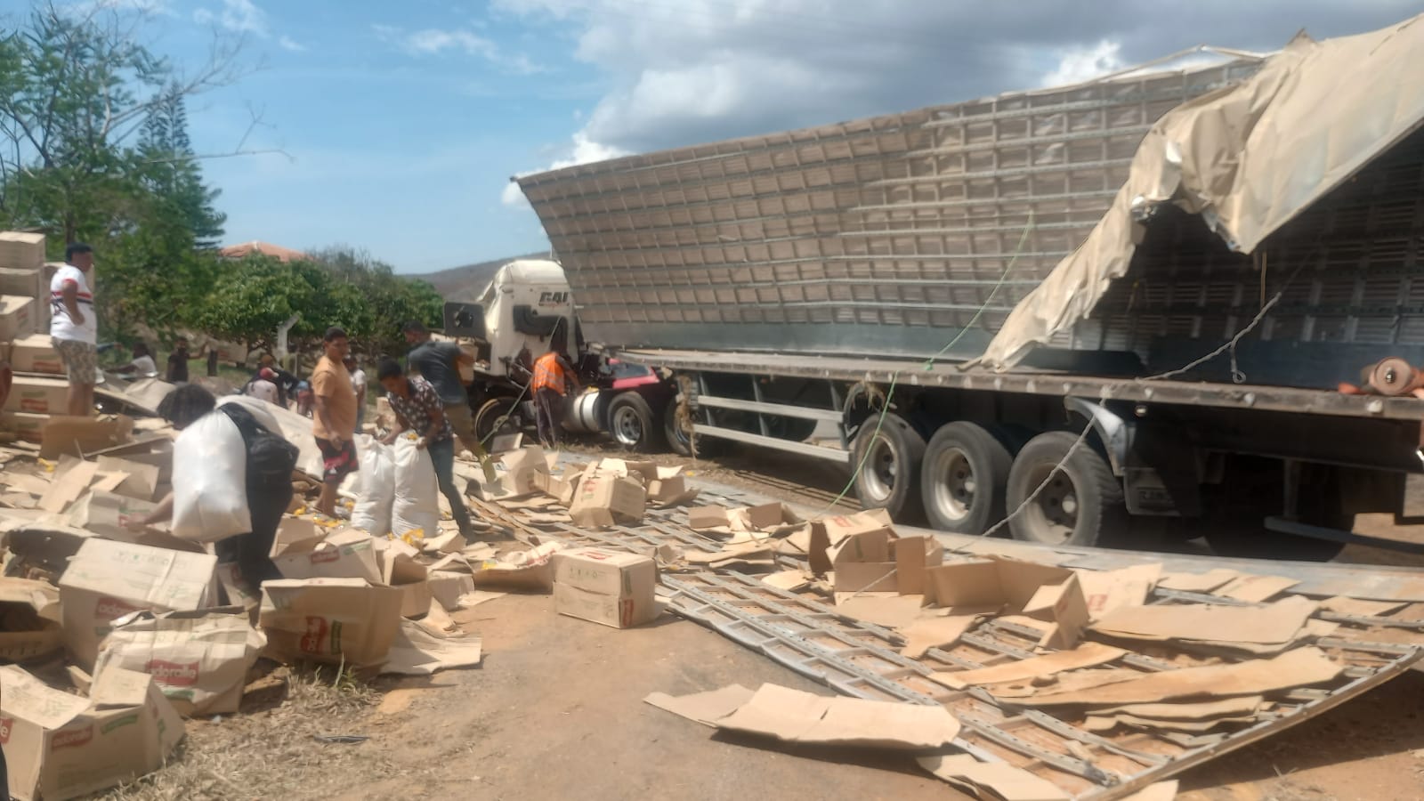 Acidente com caminhão deixa motorista gravemente ferido na BR-330 Acidente com caminhão deixa motorista gravemente ferido na BR-330
