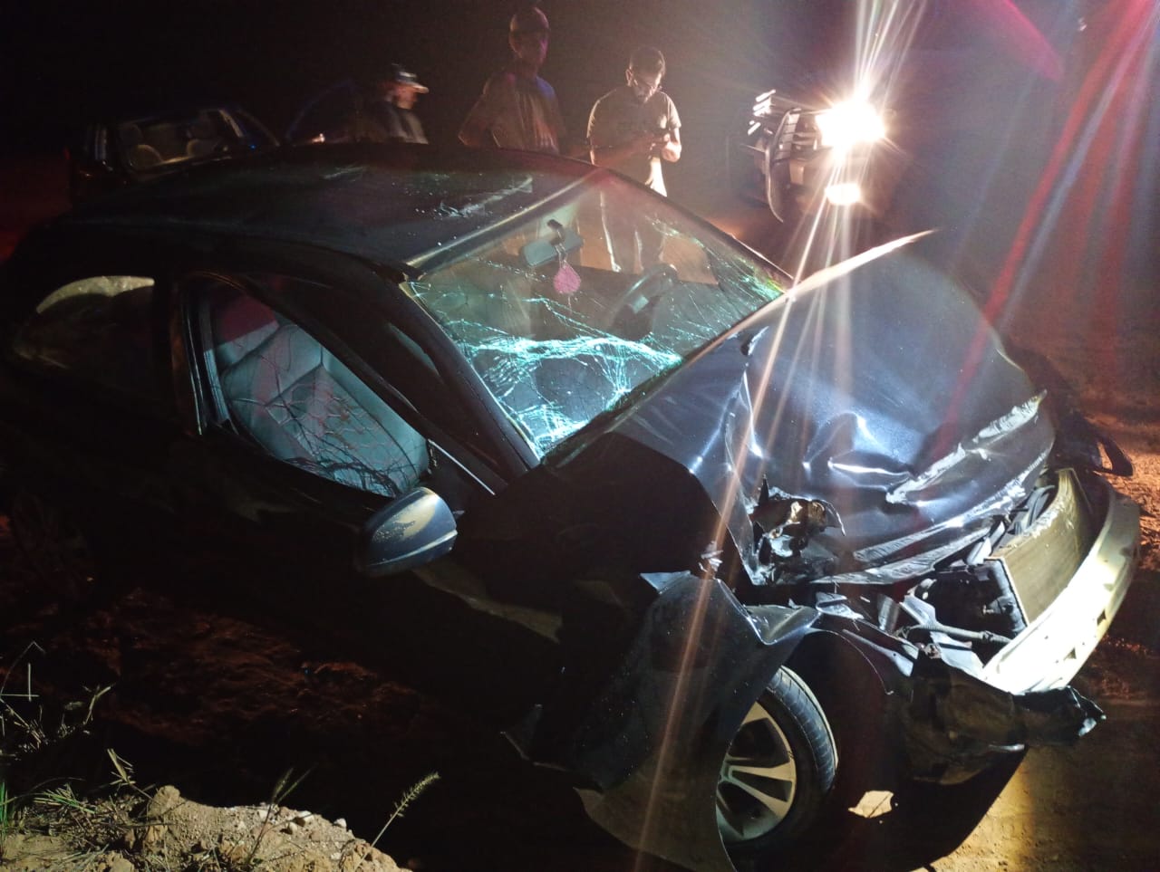 Carro colide na traseira de caminhão na BA-250; feridos são encaminhados ao Hospital de Maracás Carro colide na traseira de caminhão na BA-250; feridos são encaminhados ao Hospital de Maracás