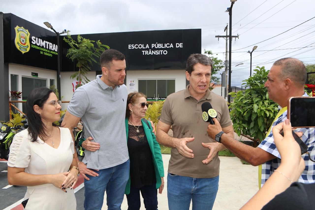 Zé Cocá promove maratona com 22 entregas de obras e anúncios de novos investimentos para celebrar 128 anos de aniversário de Jequié Zé Cocá promove maratona com 22 entregas de obras e anúncios de novos investimentos para celebrar 128 anos de aniversário de Jequié