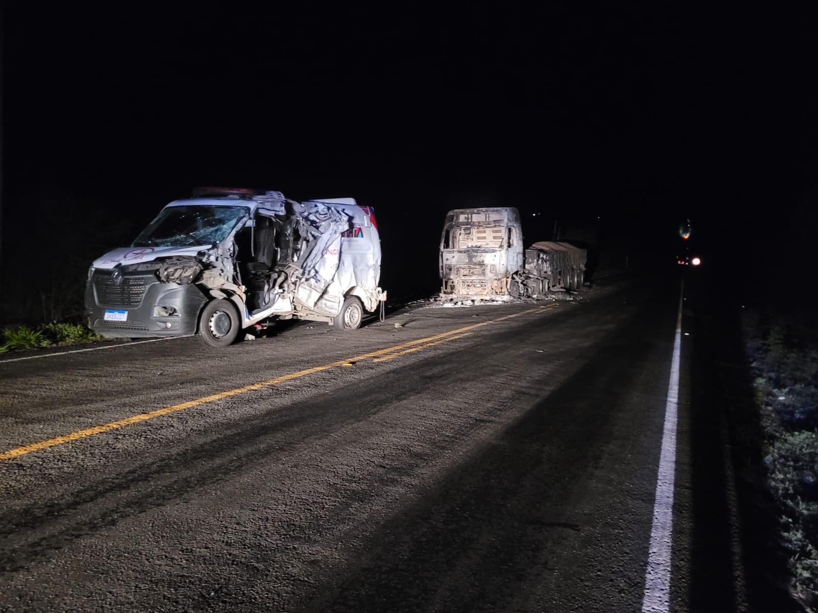 COLISÃO ENVOLVENDO AMBULÂNCIA E CARRETA NA BA-026, PRÓXIMO AO POVOADO DE PÉ DE SERRA COLISÃO ENVOLVENDO AMBULÂNCIA E CARRETA NA BA-026, PRÓXIMO AO POVOADO DE PÉ DE SERRA