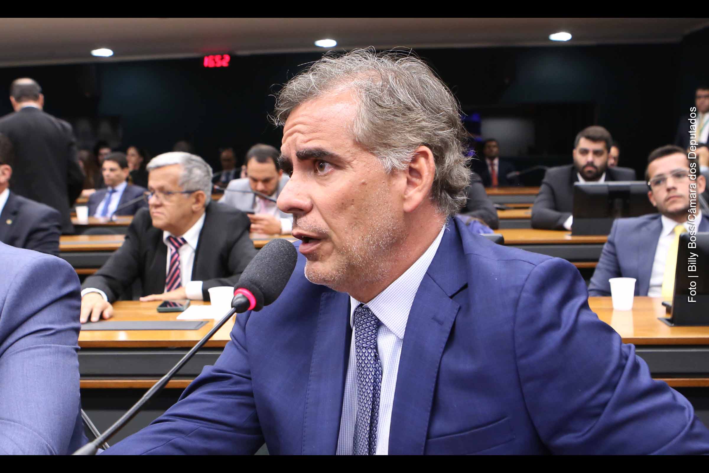 Leur Lomanto Júnior vota a favor da urgência do PL da anistia