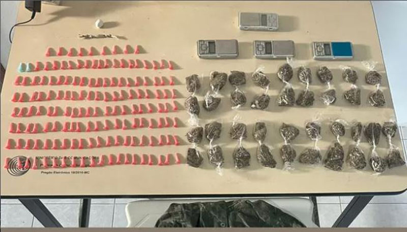 PM apreende drogas e balanças durante rondas na Rua Santa Bárbara PM apreende drogas e balanças durante rondas na Rua Santa Bárbara