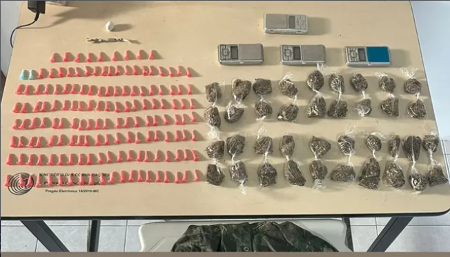 PM apreende drogas e balanças durante rondas na Rua Santa Bárbara PM apreende drogas e balanças durante rondas na Rua Santa Bárbara