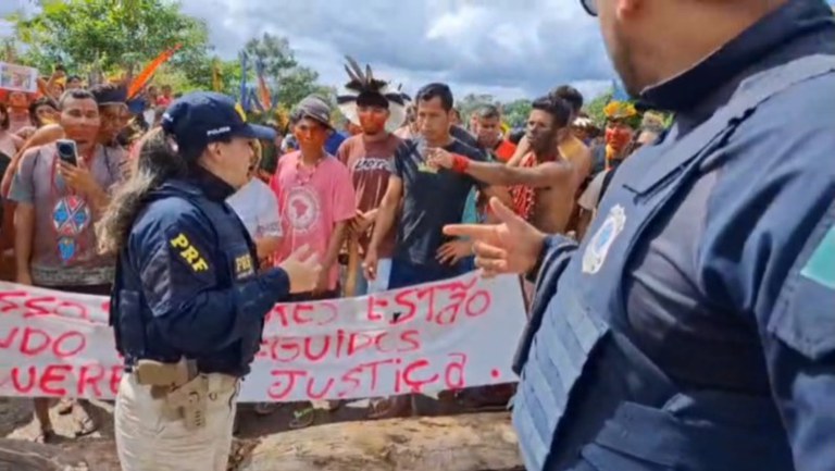 Manifestação Indígena Interdita BR-101 em Itamaraju Manifestação Indígena Interdita BR-101 em Itamaraju