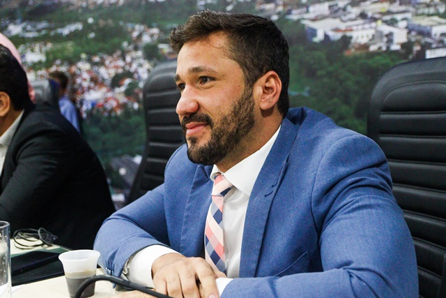 Projeto de Lei de Bui Bulhões institui Programa Municipal de Adoção Responsável de Animais