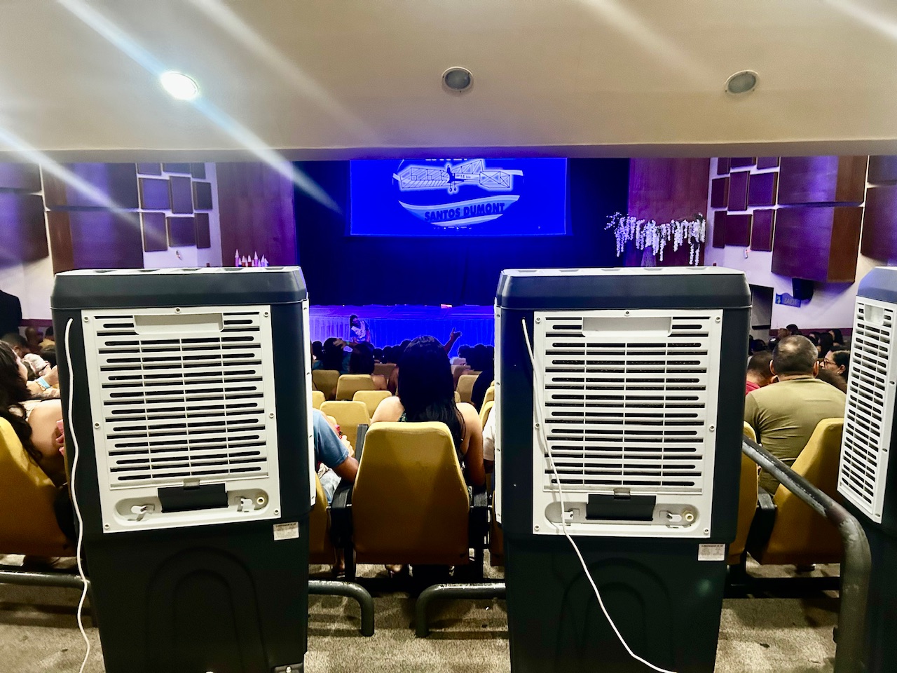 Centro de Cultura ACM de Jequié vive situação crítica e público é recebido com ventiladores gigantes durante apresentação escolar