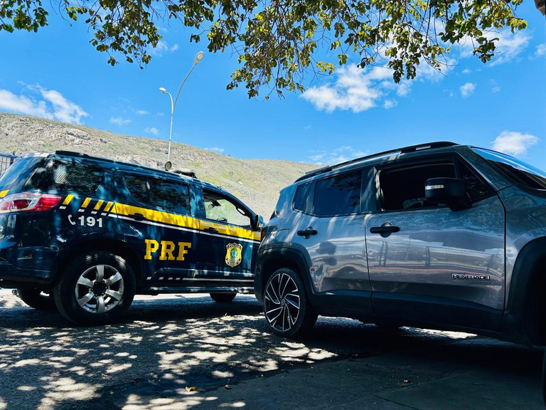 Durante fiscalização em Jequié (BA), PRF recupera veículo roubado no Rio de Janeiro Durante fiscalização em Jequié (BA), PRF recupera veículo roubado no Rio de Janeiro