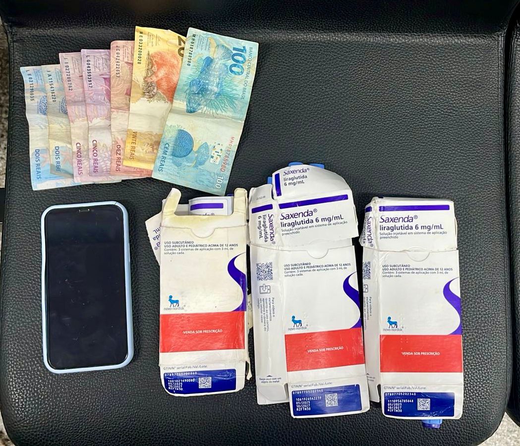 PM prende mulher, localiza motocicleta usada em roubo e apreende canetas emagrecedoras