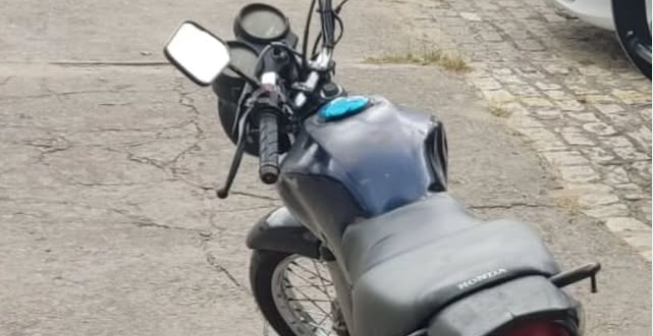 Homem é flagrado fazendo manobras perigosas e acaba preso com moto roubada na Barragem de Pedra