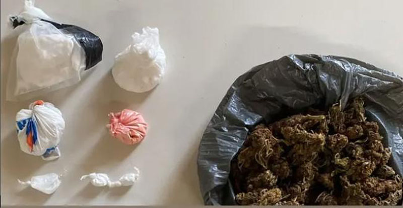 PM apreende drogas e balança de precisão após denúncia de tráfico em Jaguaquara PM apreende drogas e balança de precisão após denúncia de tráfico em Jaguaquara