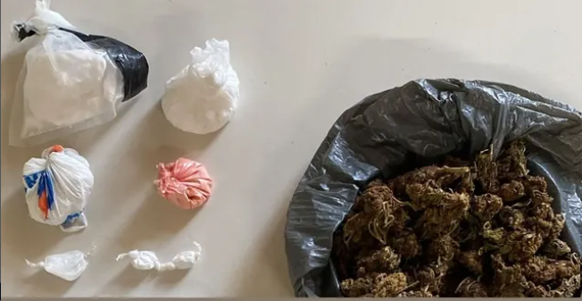 PM apreende drogas e balança de precisão após denúncia de tráfico em Jaguaquara