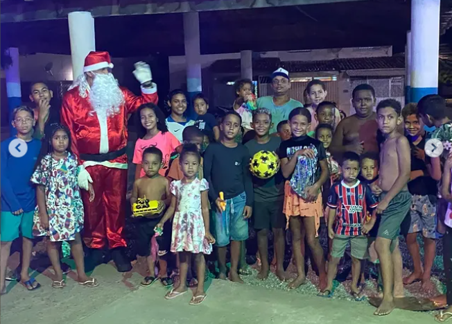 Papai Noel da PM levou alegria e presentes para as crianças do bairro Mandacaru