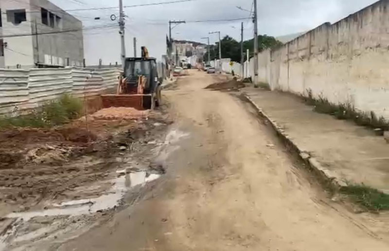 Moradores do São Judas Tadeu cobram conclusão de obra de drenagem na Rua Adolfo Ribeiro