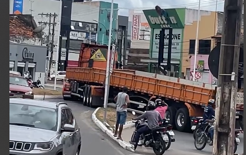 Carreteiro é flagrado danificando canteiro no Centro de Jequié