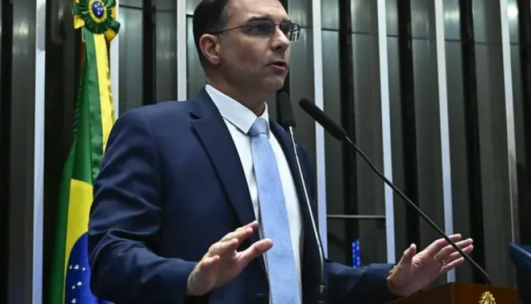 Flávio Bolsonaro divulgará nomes de seu ministério durante a campanha à presidência