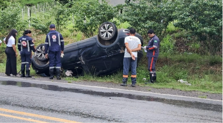 Veículo com condutor de Jitaúna capota próximo a Ipiaú após colidir com caminhão na BR-330