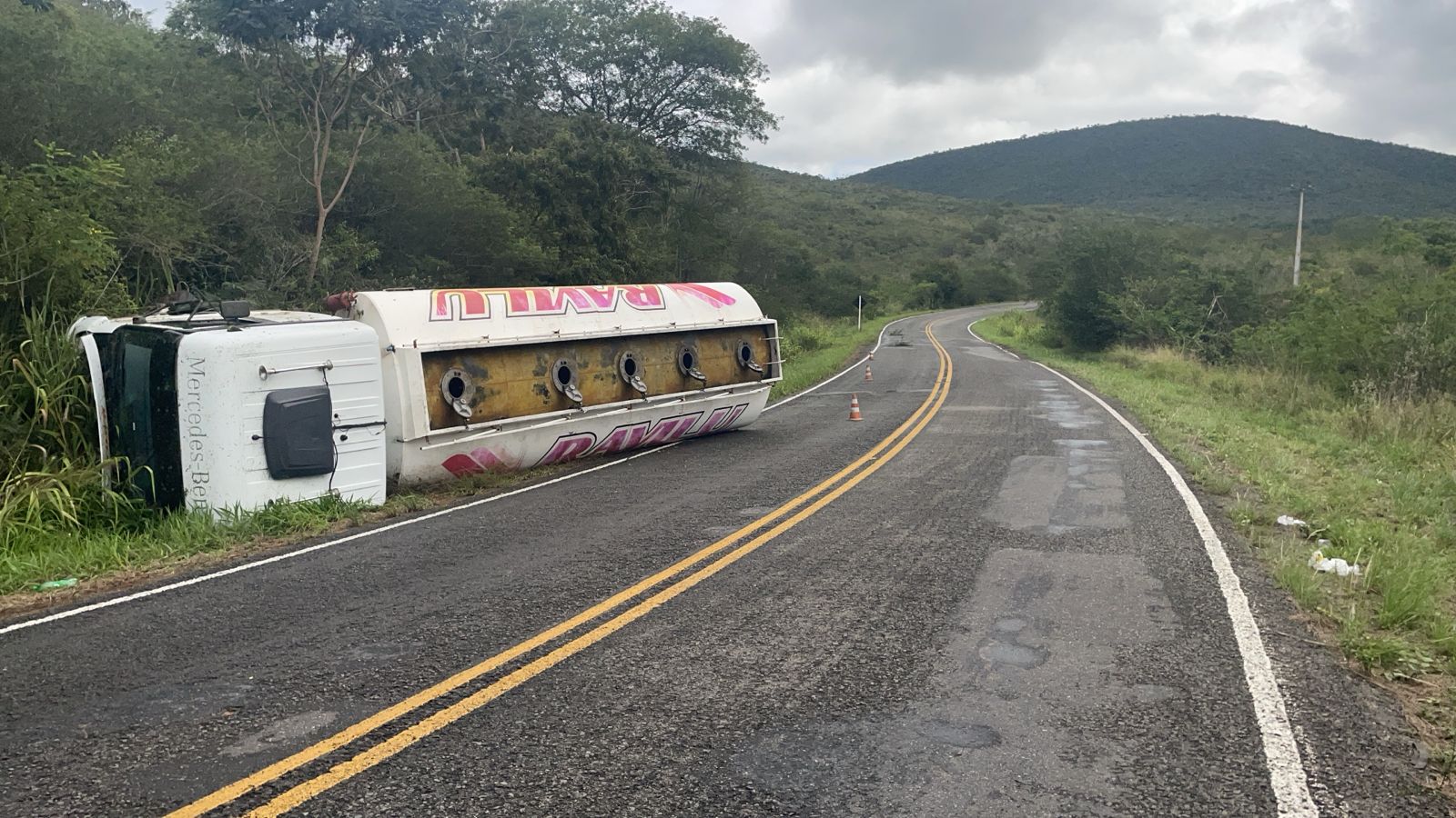 Caminhão tanque tombou próximo a entrada da Prainha de Lomanto