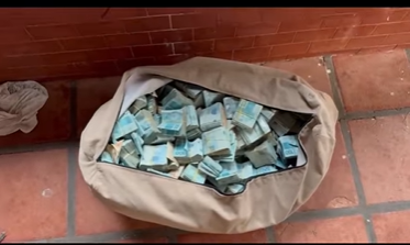 Polícia Civil prende pai e filhos com mais de 1 milhão de reais em Jequié envolvidos em estelionato Polícia Civil prende pai e filhos com mais de 1 milhão de reais em Jequié envolvidos em estelionato