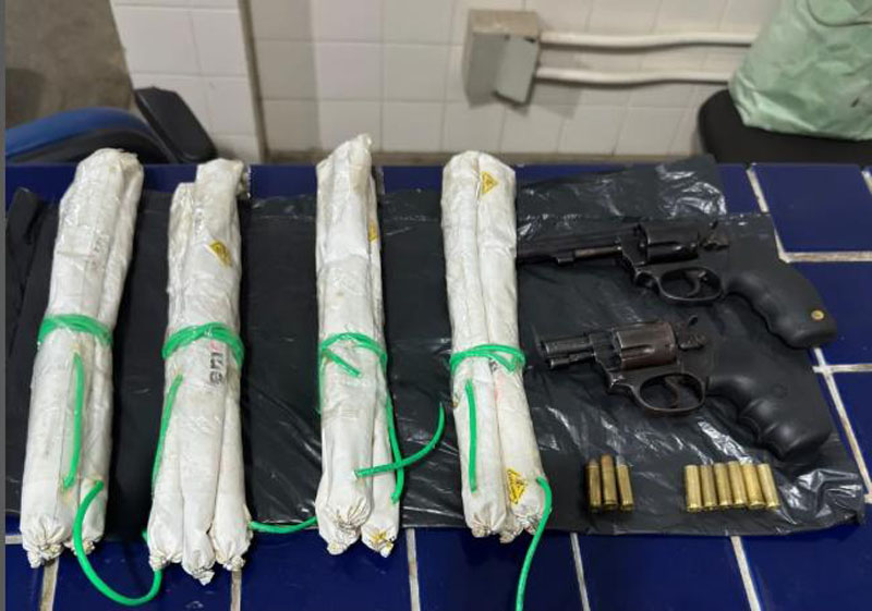 Polícia apreende bananas de dinamites, armas e dois suspeitos morreram no confronto