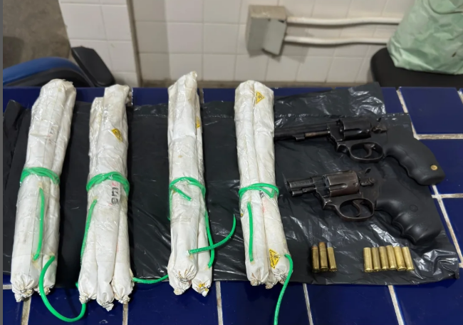 Polícia apreende bananas de dinamites, armas e dois suspeitos morreram no confronto Polícia apreende bananas de dinamites, armas e dois suspeitos morreram no confronto