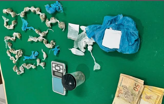 Adolescente é apreendido com drogas e dinheiro em Maracás Adolescente é apreendido com drogas e dinheiro em Maracás